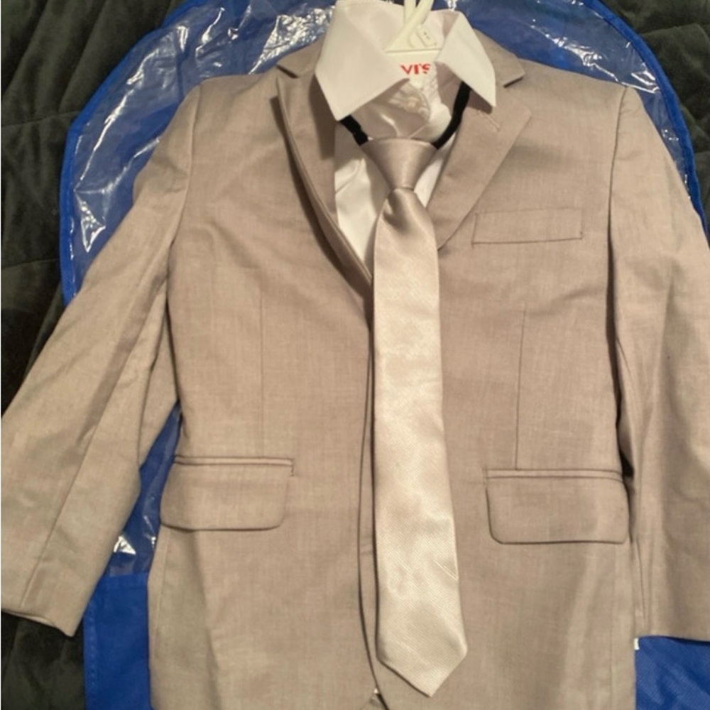 Perry Ellis Light Gray Suit with Tie